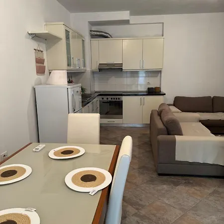 Centre Lions Gate 8 Apartment