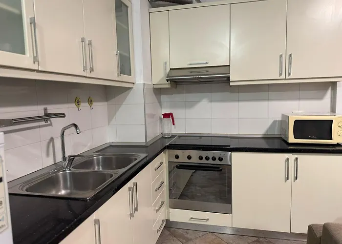 Centre Lions Gate 8 * تيرانا