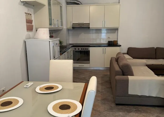 Centre Lions Gate 8 דירה